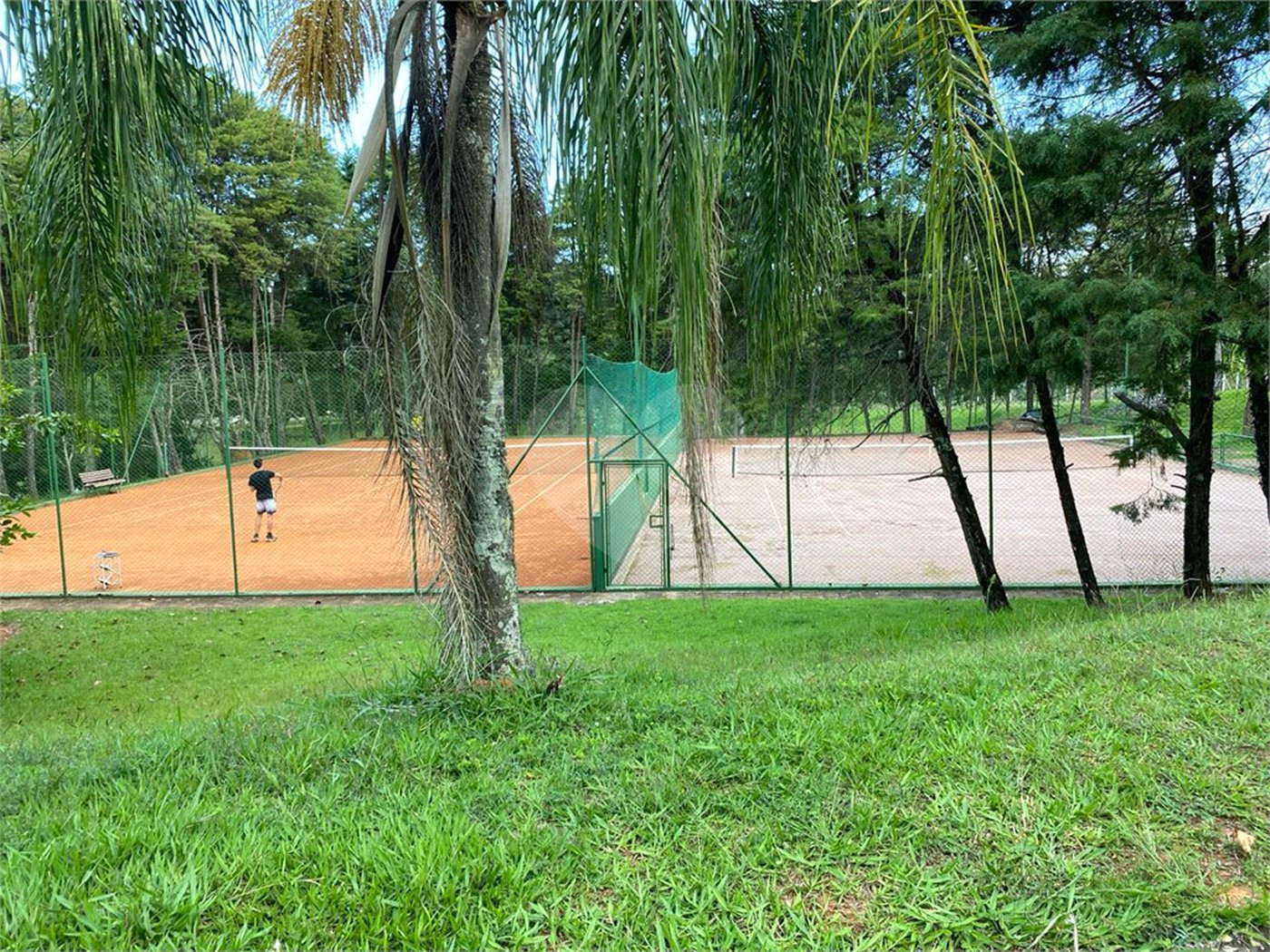 Casa à venda com 4 quartos, sendo 3 suítes,  no condomínio Jardim das Palmeiras, Bragança Paulista - SP