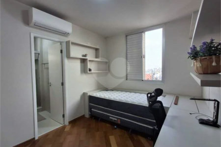 Apartamento totalmente decorado em Moema com 70 m2 , 2 quartos, 2 suítes e 2 vagas, ambientes com ar condicionado.