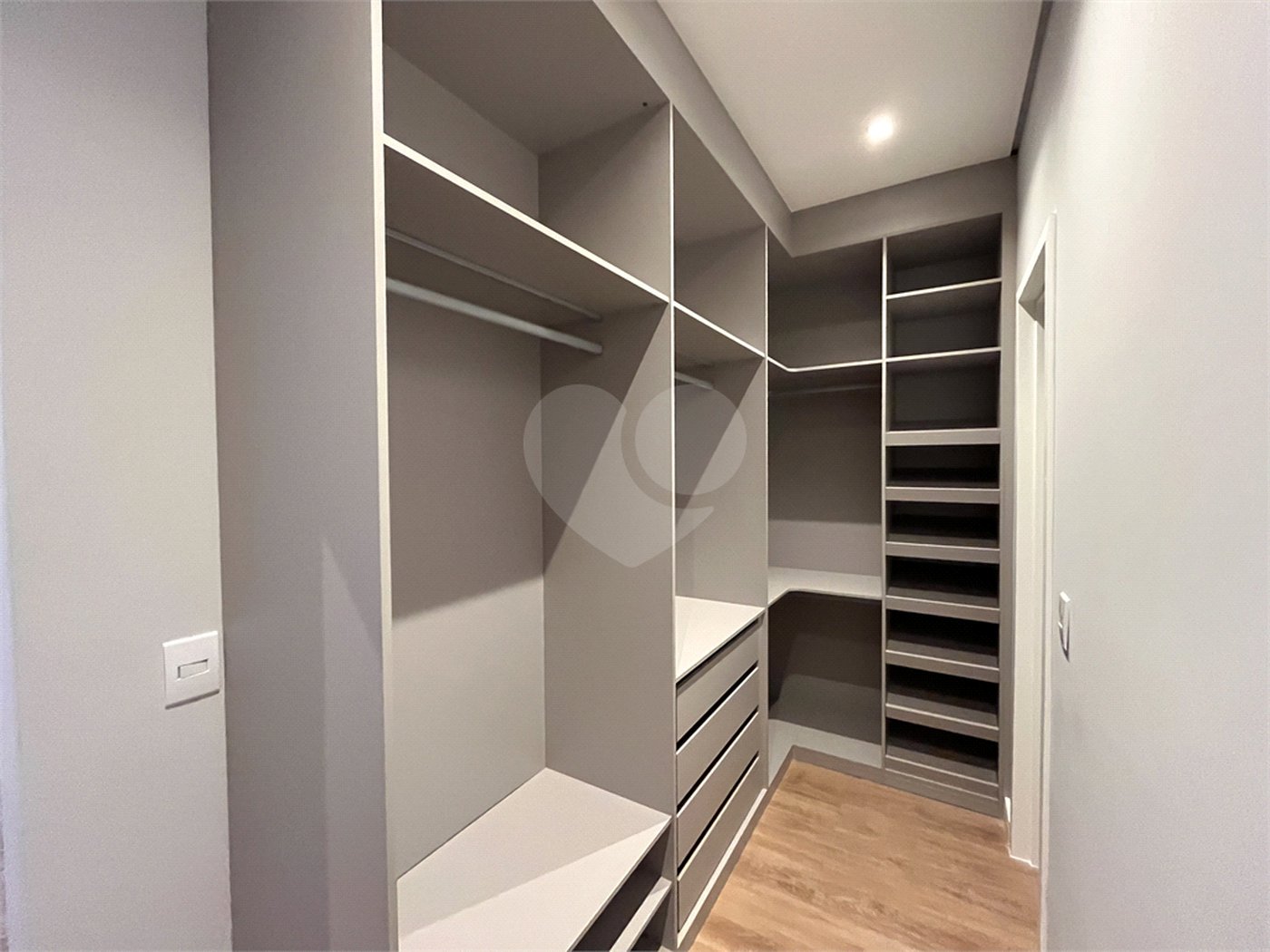Casa à venda ou para alugar com 4 quartos, sendo 3 suítes, no condomínio Alphaville Nova Esplanada 1, Votorantim - SP