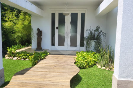 Casa à venda com 4 quartos, sendo 2 suítes, no condomínio Crystal Lake, Rio de Janeiro - RJ