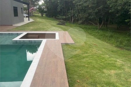Casa à venda com 4 suítes no condomínio Figueira Garden, Atibaia - SP