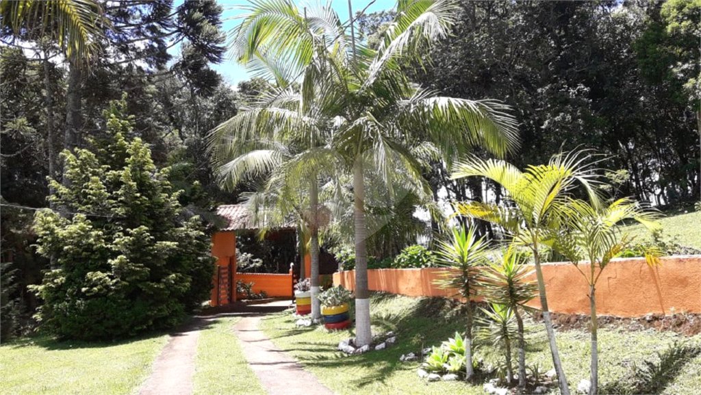 Chácara à venda com 8 quartos, sendo 3 suítes, no Centro, Toledo, MG