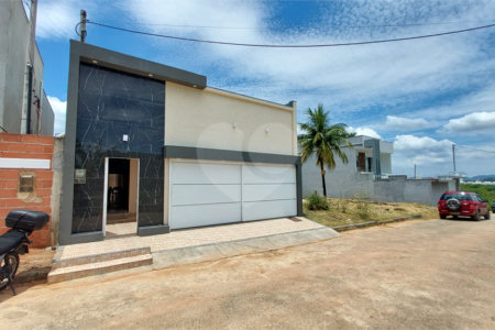 Casa à venda com 4 quartos, sendo 2 suítes, no condomínio Vivendas do Mendanha, Rio de Janeiro - RJ