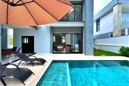 Casa à venda com 3 suítes no condomínio Ninho Verde II, Pardinho - SP