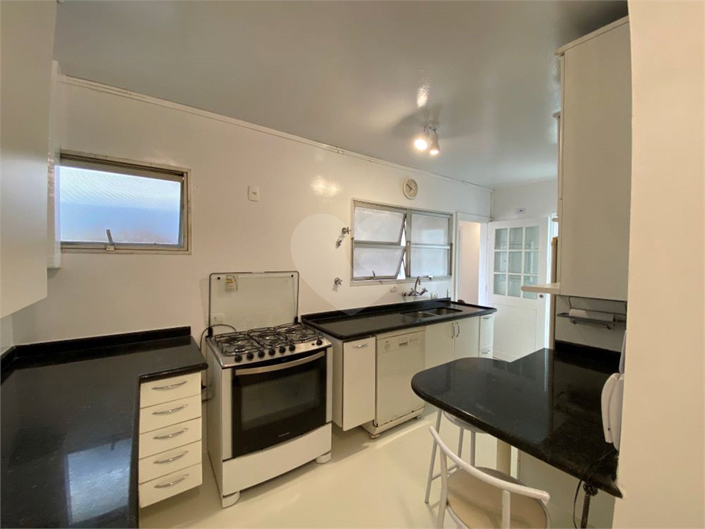 Apartamento para alugar com 3 quartos, sendo 1 suíte, em Jardim Europa, São Paulo, SP