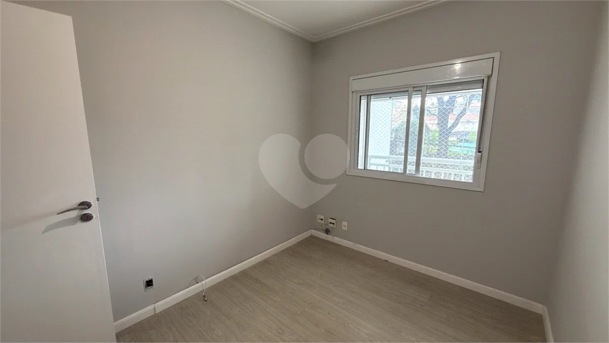 Apartamento de 155 m² com 4 dormitórios, varanda e 2 vagas de garagem. Condomínio com piscinas adulto, infantil e aquecida, lazer e portaria 24 horas.