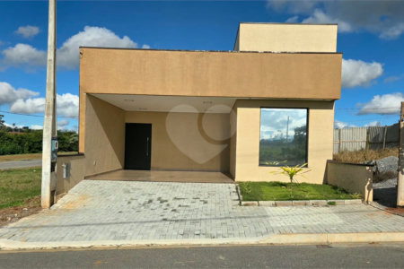 Casa à venda com 2 quartos, sendo 1 suíte, no condomínio Tivolli, Itapetininga - SP
