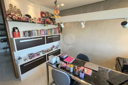 Este amplo apartamento de 290 m², completamente reformado, reúne sofisticação,