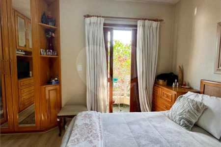Casa à venda com 3 quartos, sendo 1 suíte, no condomínio Morada dos Pássaros, São Paulo - SP