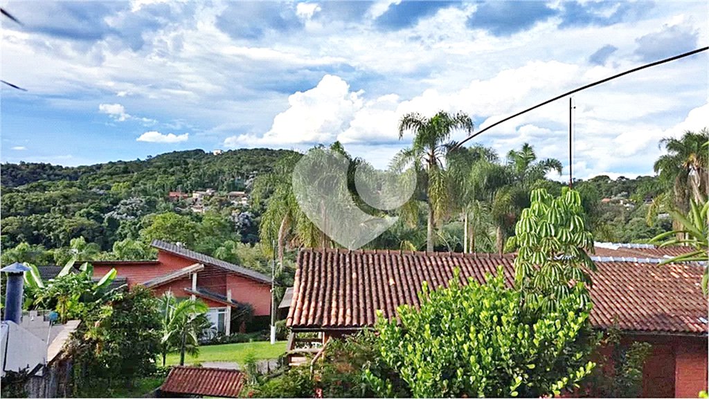 Casa à venda com 6 quartos, sendo 2 suítes, no condomínio Associação Reserva das Hortênsias, Mairiporã - SP