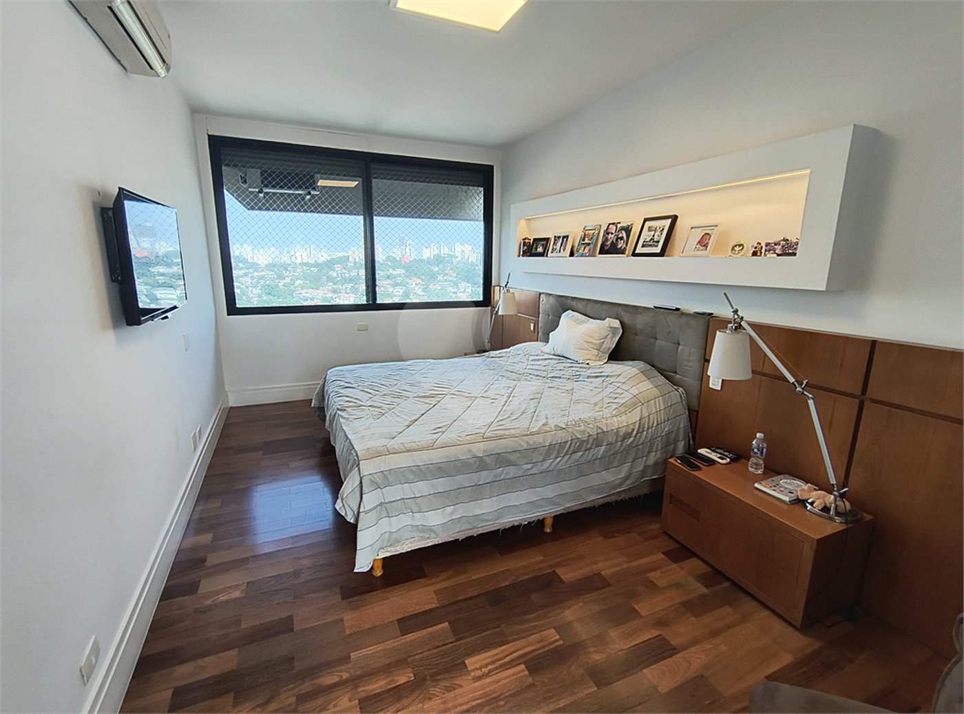Este amplo apartamento de 290 m², completamente reformado, reúne sofisticação,
