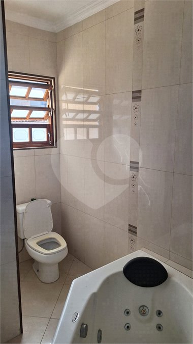 Sobrado para alugar com 4 quartos, sendo 3 suítes, em Vila Nivi, São Paulo, SP