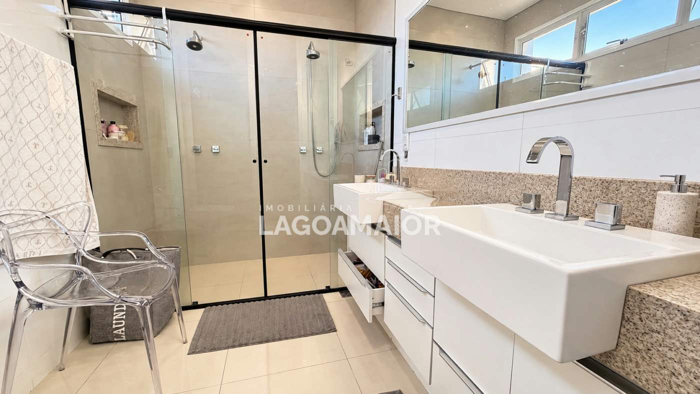 Casa à venda com 4 quartos, sendo 3 suítes, no condomínio Portal das Àguas, Três Lagoas - MS