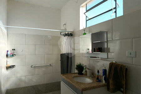Casa térrea e espaçosa no centro da cidade por apenas R$370.000,00!!! Vamos agendar uma visita?