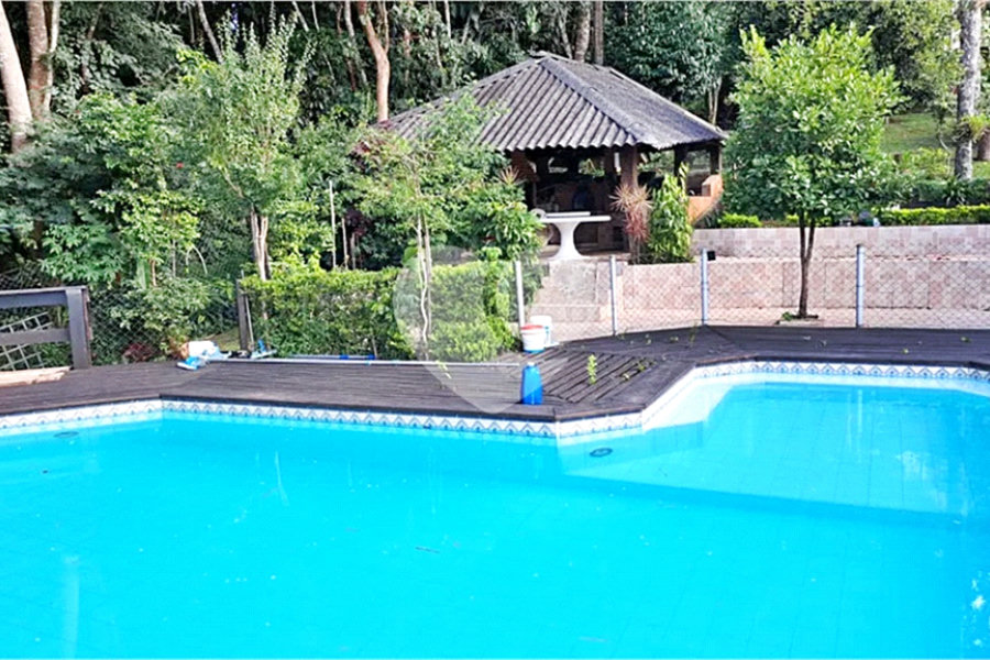 Casa à venda com 6 quartos, sendo 2 suítes, no condomínio Associação Reserva das Hortênsias, Mairiporã - SP