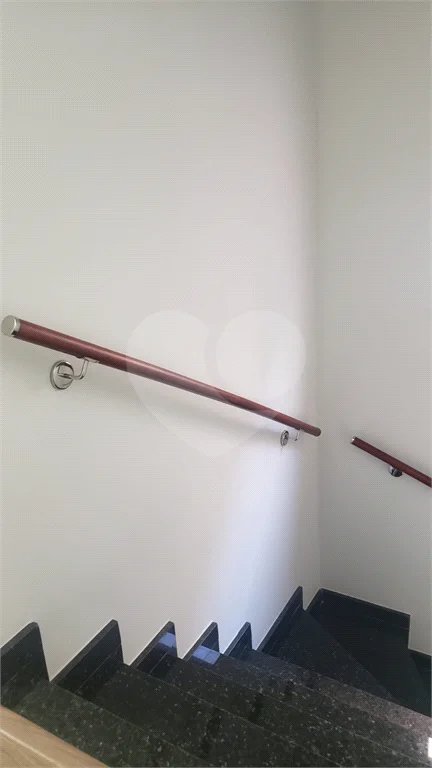 Sobrado novo com 3 suítes, 4 vagas, espaço gourmet com churrasqueira, jardim de inverno e acabamento premium. Conforto, modernidade e sofisticação.