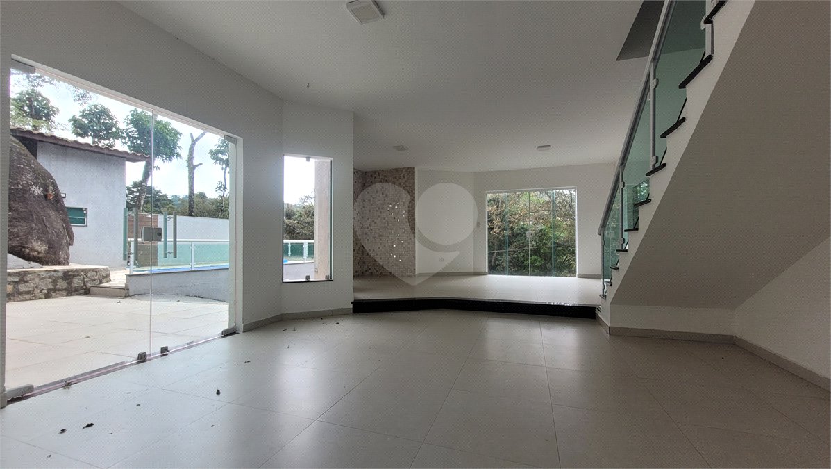 Casa à venda com 4 quartos, sendo 1 suíte, no condomínio Parque Suiça, Caieiras - SP