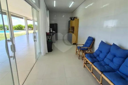 Casa à venda com 3 suítes no condomínio Chácaras Arumã, Sarapuí - SP