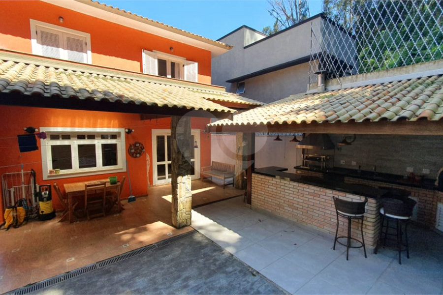 Casa à venda com 3 quartos, sendo 2 suítes, no condomínio Cond Jardim Itatinga, São Paulo - SP