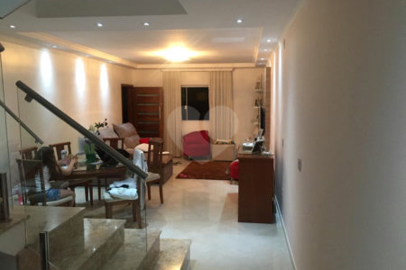 Sobrado à venda com 3 quartos, sendo 1 suíte,  em Alto da Boa Vista, Mogi das Cruzes, SP