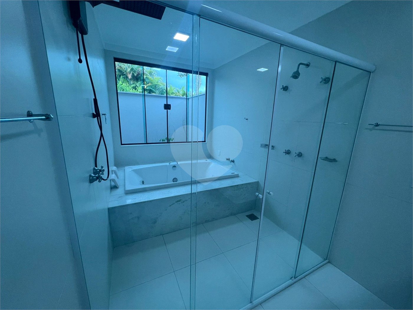 Casa à venda ou para alugar com 4 quartos, sendo 2 suítes, no condomínio Lago Azul, Araçoiaba da Serra - SP