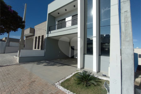 Casa à venda com 3 quartos, sendo 1 suíte, no condomínio Lago dos Ipês, Itapetininga - SP