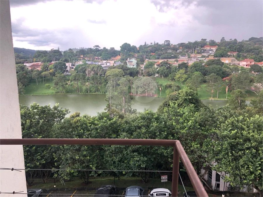 Apartamento em Bragança Paulista com 1 suíte, cozinha americana, varanda, 1 vaga garagem, área lazer com piscina e salão de festas