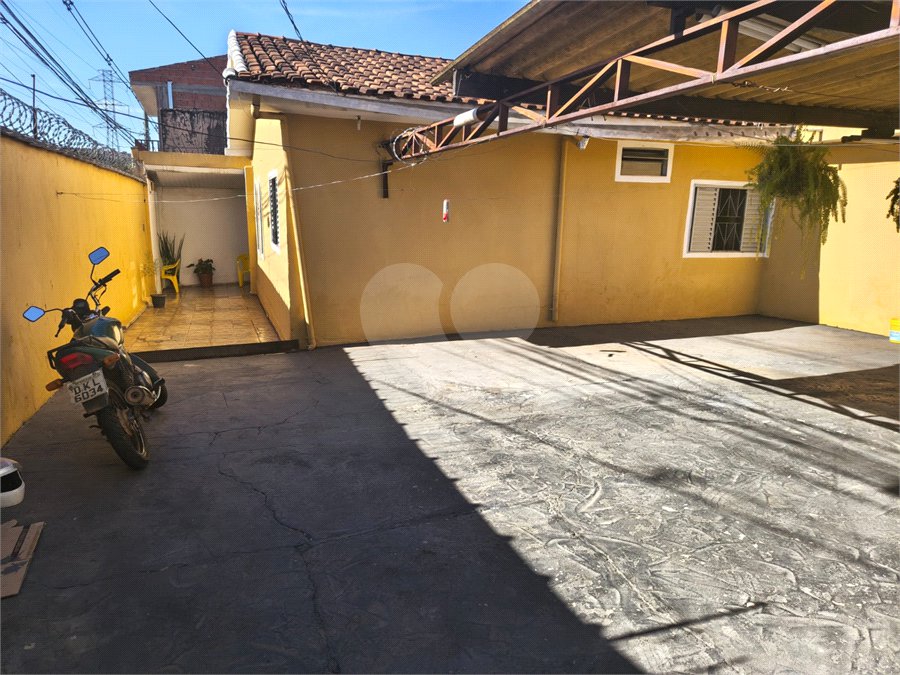 Linda Casa com Comercio ao lado independente.