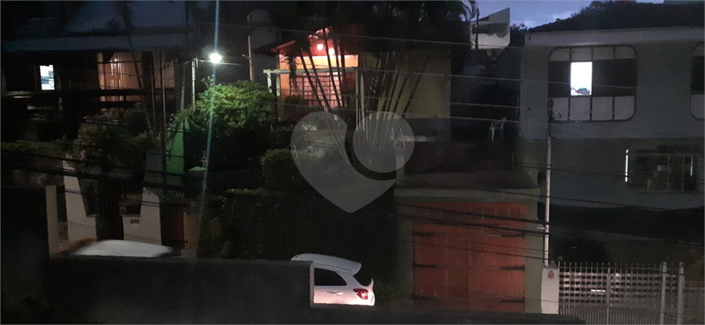 Casa à venda com 3 quartos, sendo 1 suíte, no condomínio Village Palmas, São Paulo - SP
