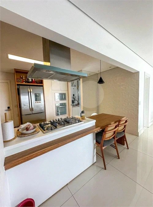 Apartamento de 106 m² no Auge Home Resort, porteira fechada, com 3 dormitórios, 1 suíte, varanda gourmet, 2 vagas, depósito e lazer completo.