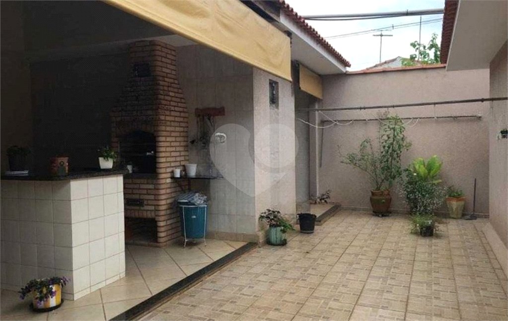 Casa térrea com 3 dormitórios, sendo 2 suítes.