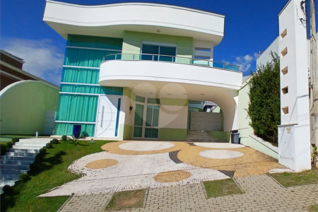 Casa à venda com 3 suítes no condomínio Figueira Garden, Atibaia - SP