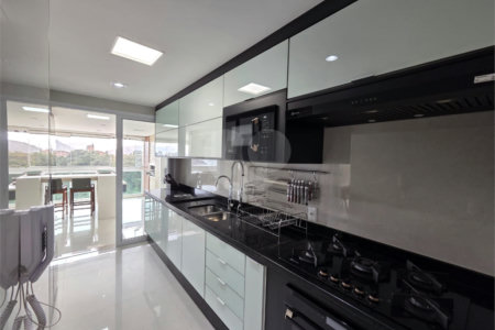 Apartamento à venda com 4 quartos, sendo 2 suítes, em Enseada, Guarujá, SP