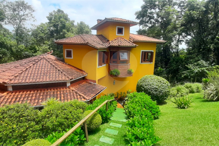 Casa à venda com 5 quartos, sendo 4 suítes, no condomínio Alpes da Cantareira, Mairiporã - SP