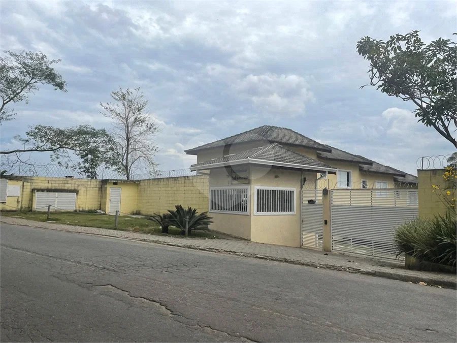 Casa à venda com 2 suítes no condomínio Cotia, Cotia - SP