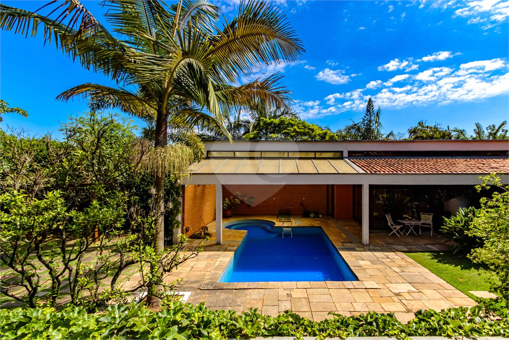 Casa à venda com 4 quartos, sendo 1 suíte,  em Jardim Leonor, São Paulo, SP