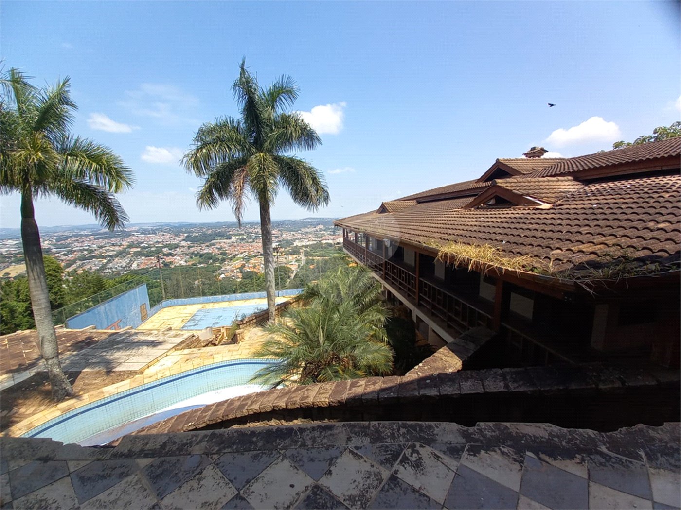 Casa à venda com 14 quartos, sendo 10 suítes, no condomínio Rua do Observatorio 2270, Vinhedo - SP