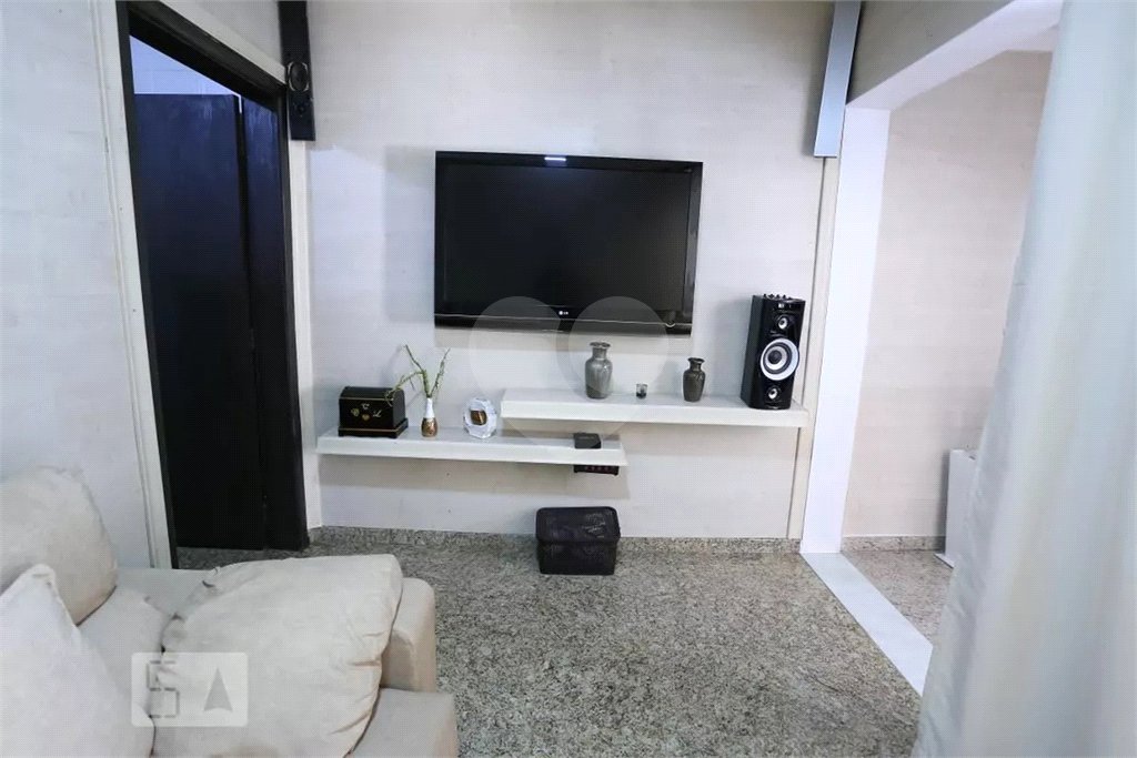 Sobrado à venda com 6 quartos, sendo 5 suítes, em Vila Paranaguá, São Paulo, SP