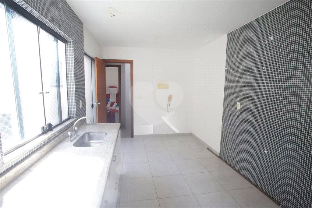 Casa à venda com 4 quartos, sendo 3 suítes, no condomínio Lícia de Alvarenga, Rio de Janeiro - RJ