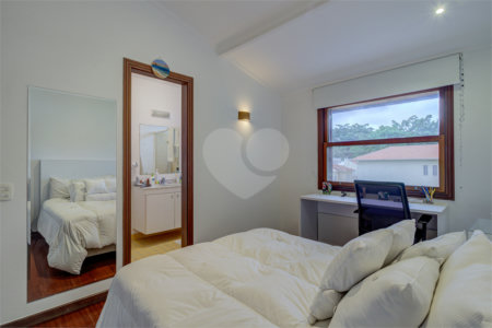 Casa à venda com 4 quartos, sendo 2 suítes, no condomínio Vila Antonieta, São Paulo - SP