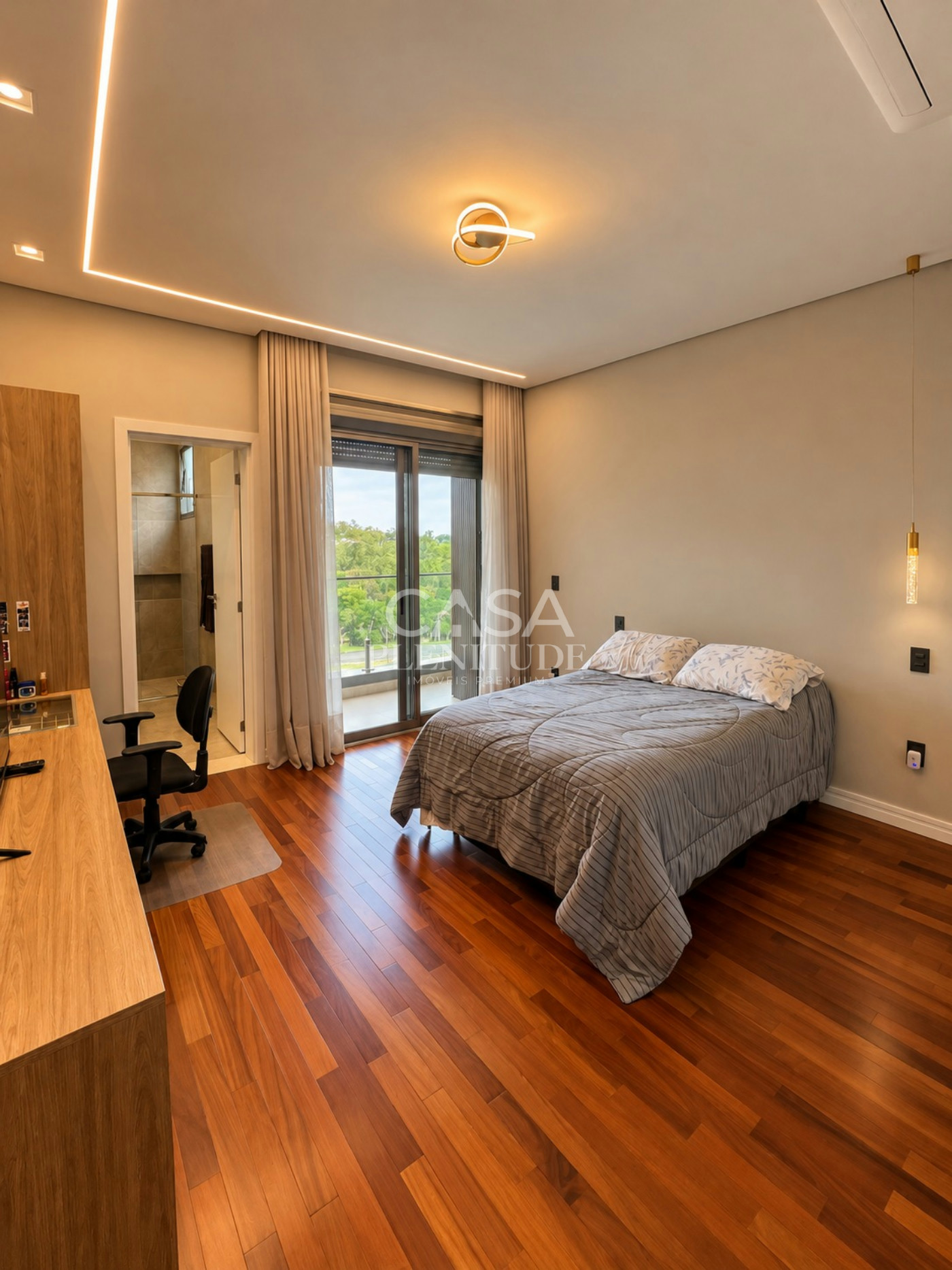 Casa nova no Saint Patrick com 926 m², 5 suítes, elevador e piscina aquecida, saúna em Sorocaba