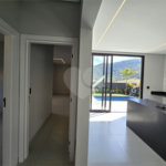 Maravilhosa Casa térrea em condomínio fechado no Portal Lamis, com 3 suítes, piscina privativa e persianas elétricas em excelente condomínio com salão de festas, piscina, quadras de tênis, beach tênis e campo de futebol. Vista cinematográfica da Pedra Grande.