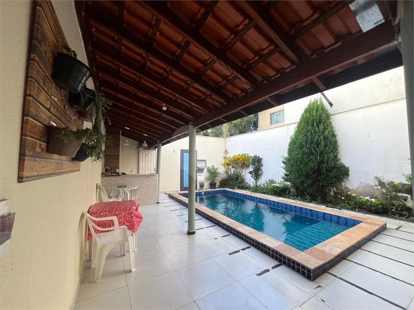 Casa ampla no bairro Terra Rica com 3 pavimentos e excelente estrutura.