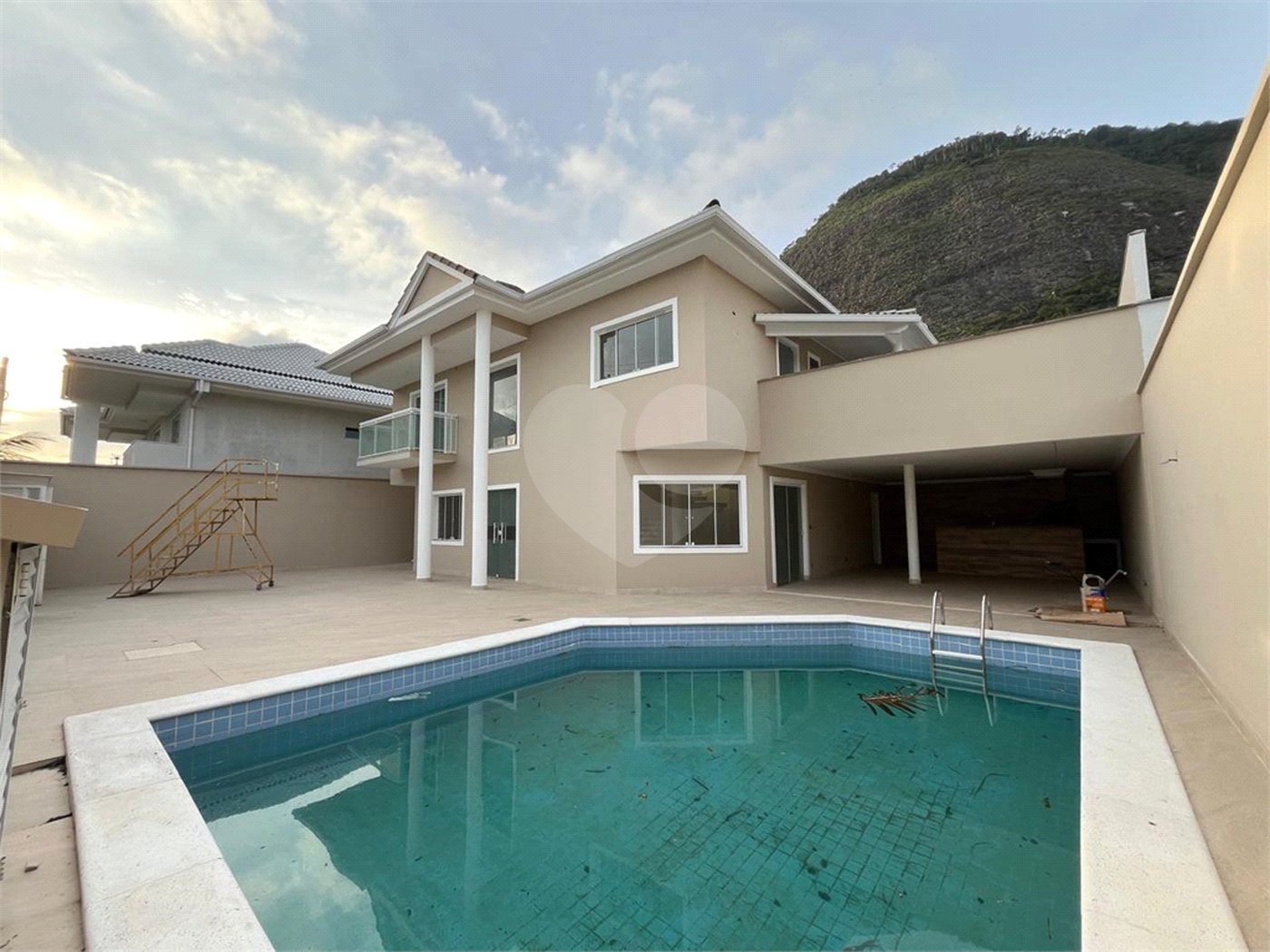 Casa à venda com 4 quartos, sendo 2 suítes, no condomínio Pedra Mar, Rio de Janeiro - RJ