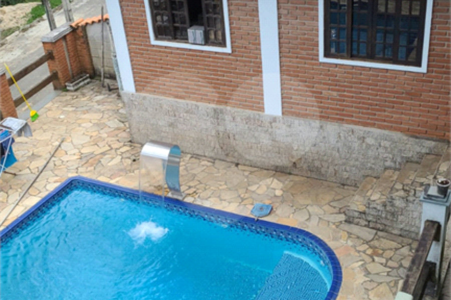 Casa à venda com 4 quartos, sendo 1 suíte, no condomínio Parque Suiça, Caieiras - SP