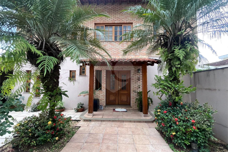 Casa à venda com 4 quartos, sendo 2 suítes, no condomínio Jornalista Américo Ariza, São Paulo - SP