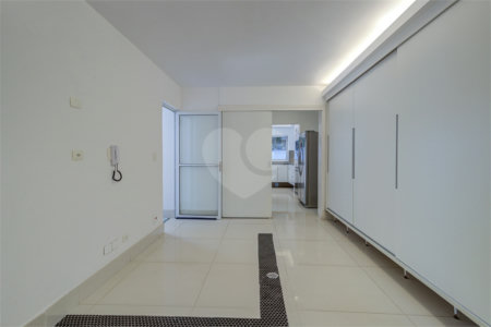 Casa para alugar com 5 quartos, sendo 3 suítes, no condomínio Chácara Flora, São Paulo - SP