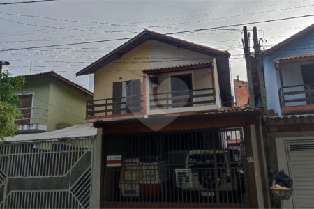 Sobrado à venda com 3 quartos, sendo 1 suíte, em Parque São George, Cotia, SP