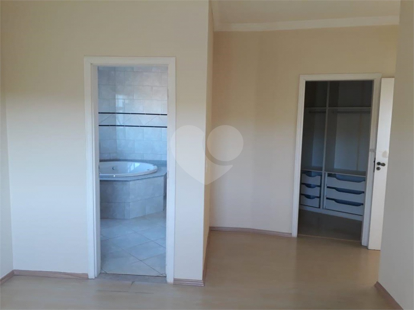 Sobrado à venda com 3 quartos, sendo 1 suíte,  em Condomínio Residencial Terras do Caribe, Valinhos, SP