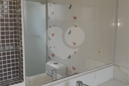 Casa à venda ou para alugar com 4 suítes em Chácaras São Carlos, Cotia, SP